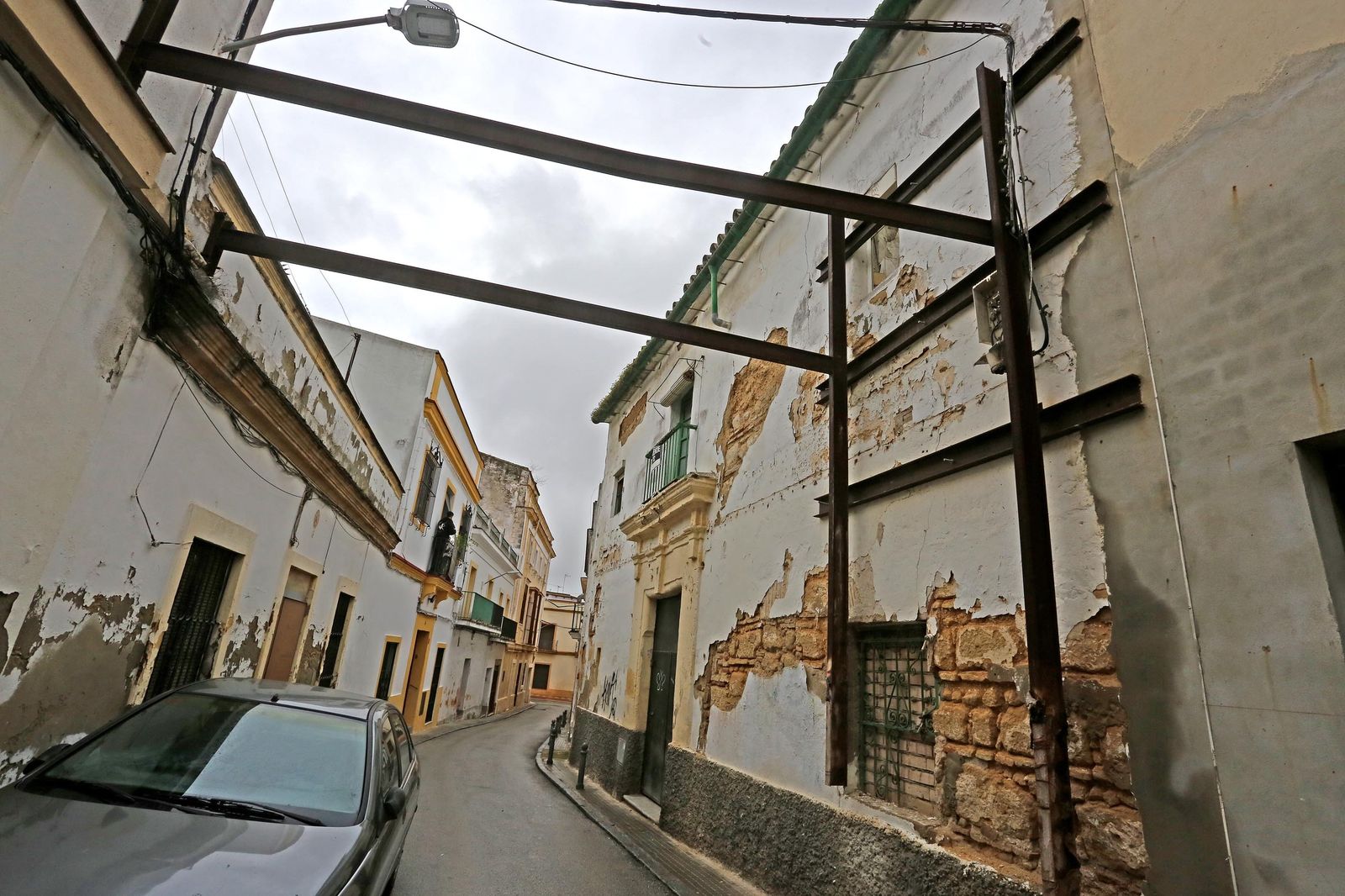 Imagen de las vigas que sostiene el inmueble número 7 de la calle de Luis Pérez.
