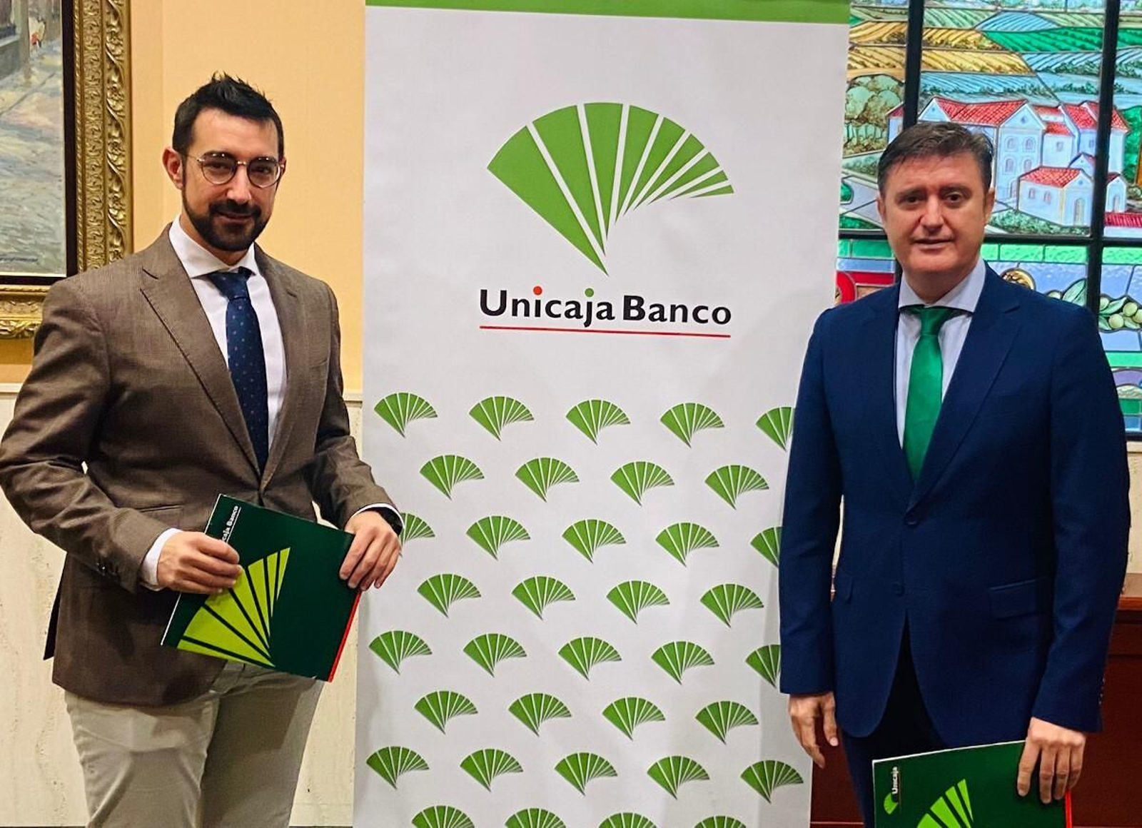Acto de firma del convenio entre Unicaja Banco y la asociación ACIA de Antequera.