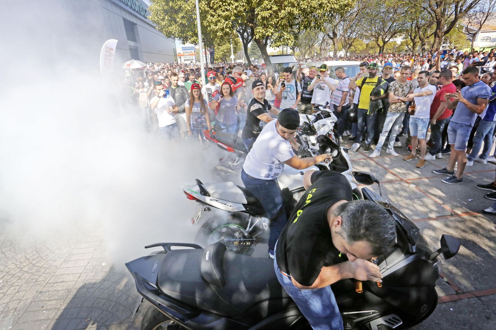 Varios motoristas queman rueda en Jerez, animados por el público.