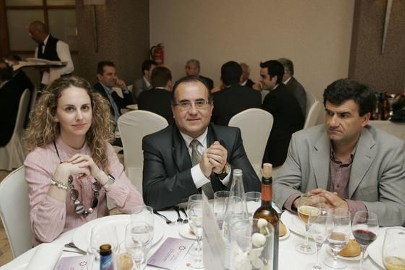 Verónica Ruiz, de COPE Almería, Juan Francisco Fernández, alcalde de Garrucha, y Pablo Solsona, director de la farmacia Bola Azul.