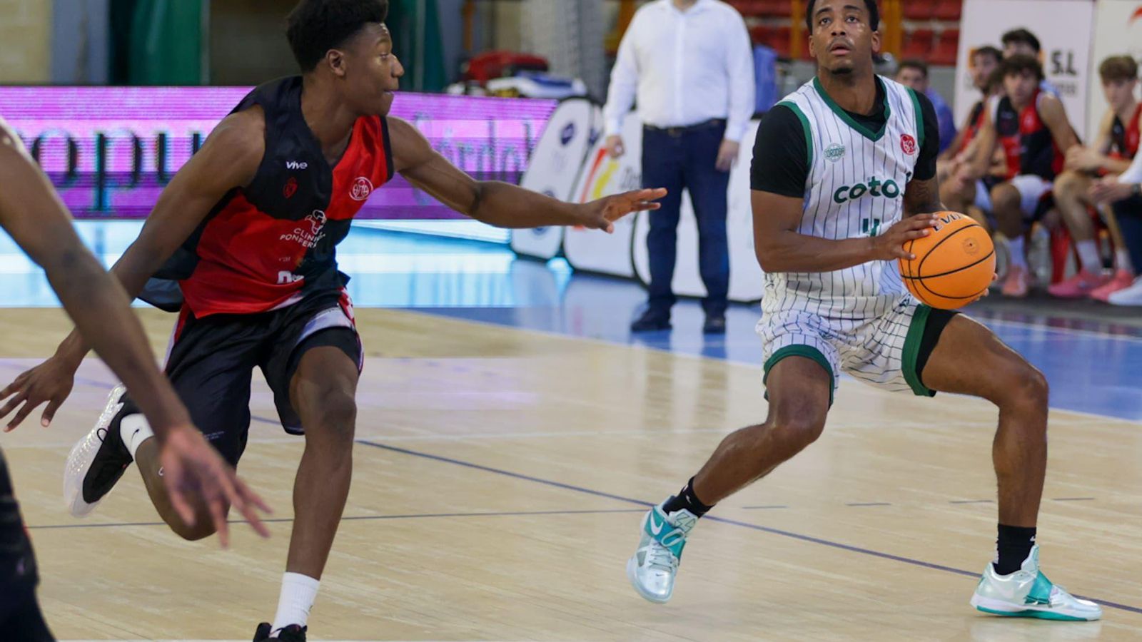 Ja'Monta Black se prepara para lanzar en un momento del Coto Córdoba - Clínica Ponferrada.