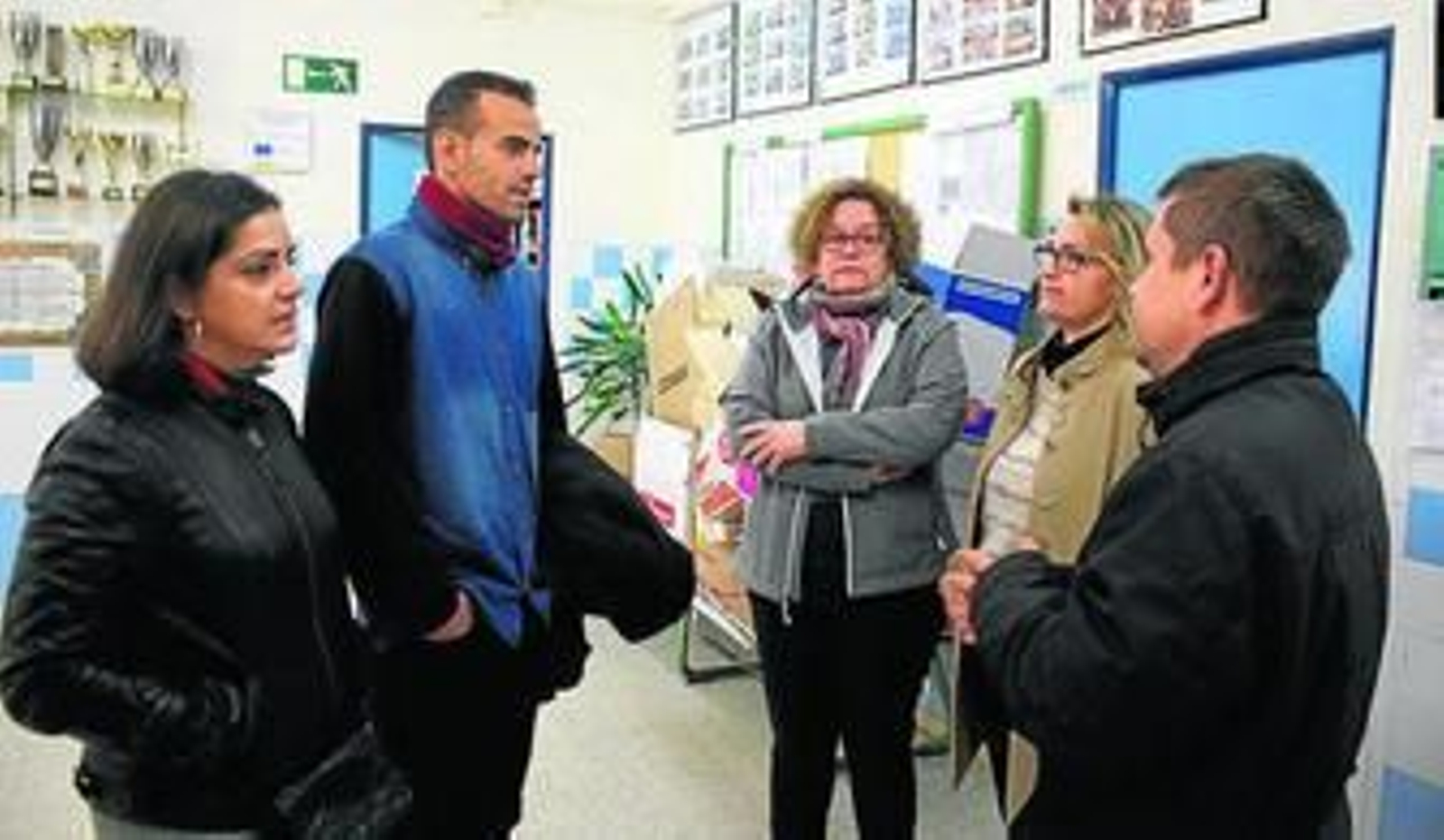 Bustamante visita un colegio en la barriada de Pino Montano.