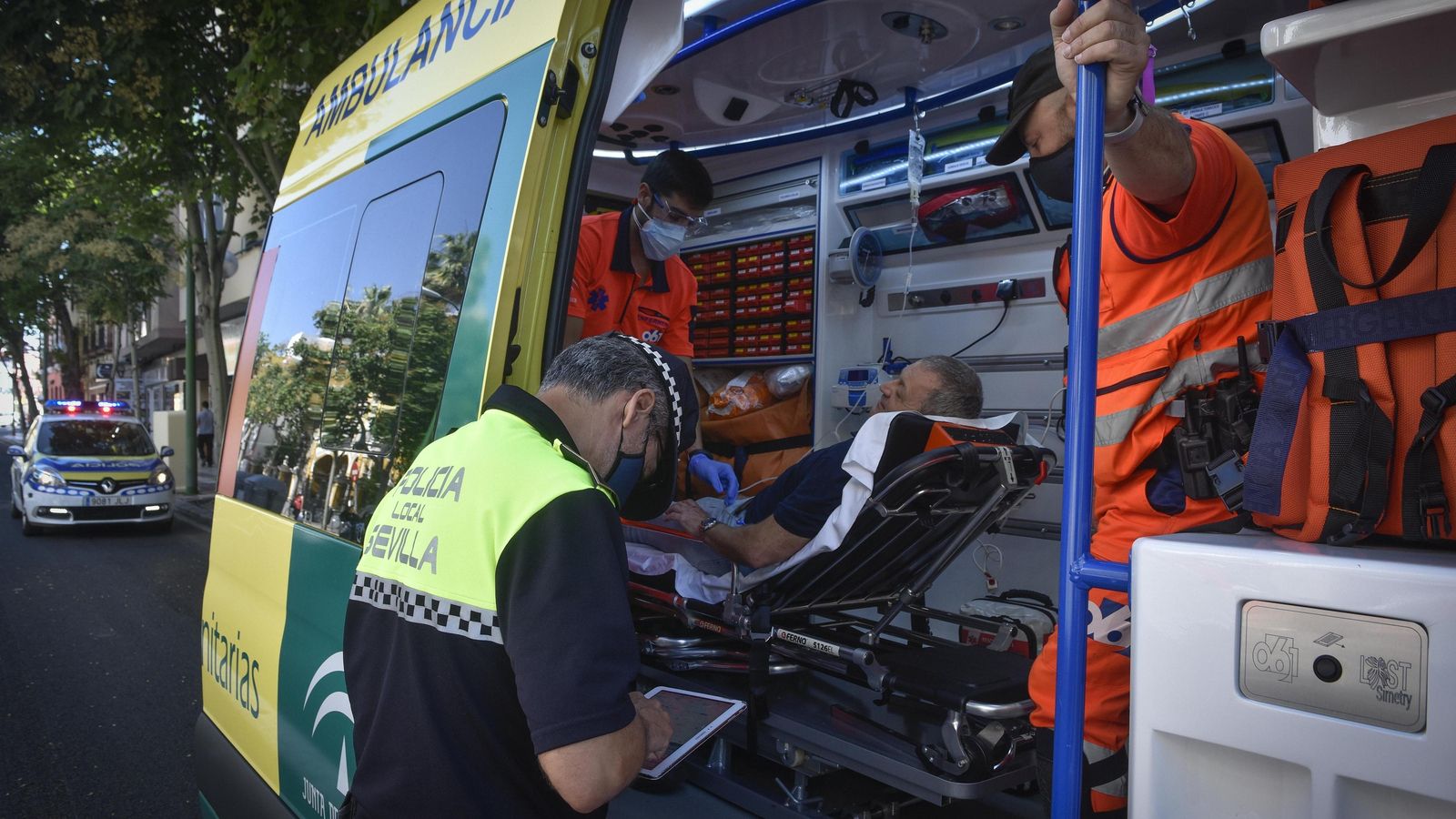 Un policía local trabaja con la tablet en un accidente de tráfico en Sevilla, el año pasado.