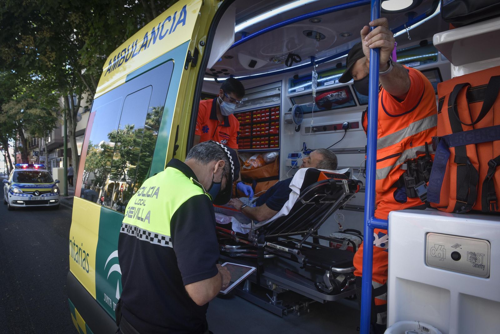 Un policía local trabaja con la tablet en un accidente de tráfico en Sevilla, el año pasado.