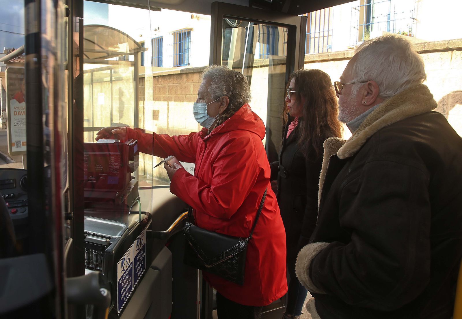 Fotos del primer día sin mascarillas en el transporte público en Algeciras