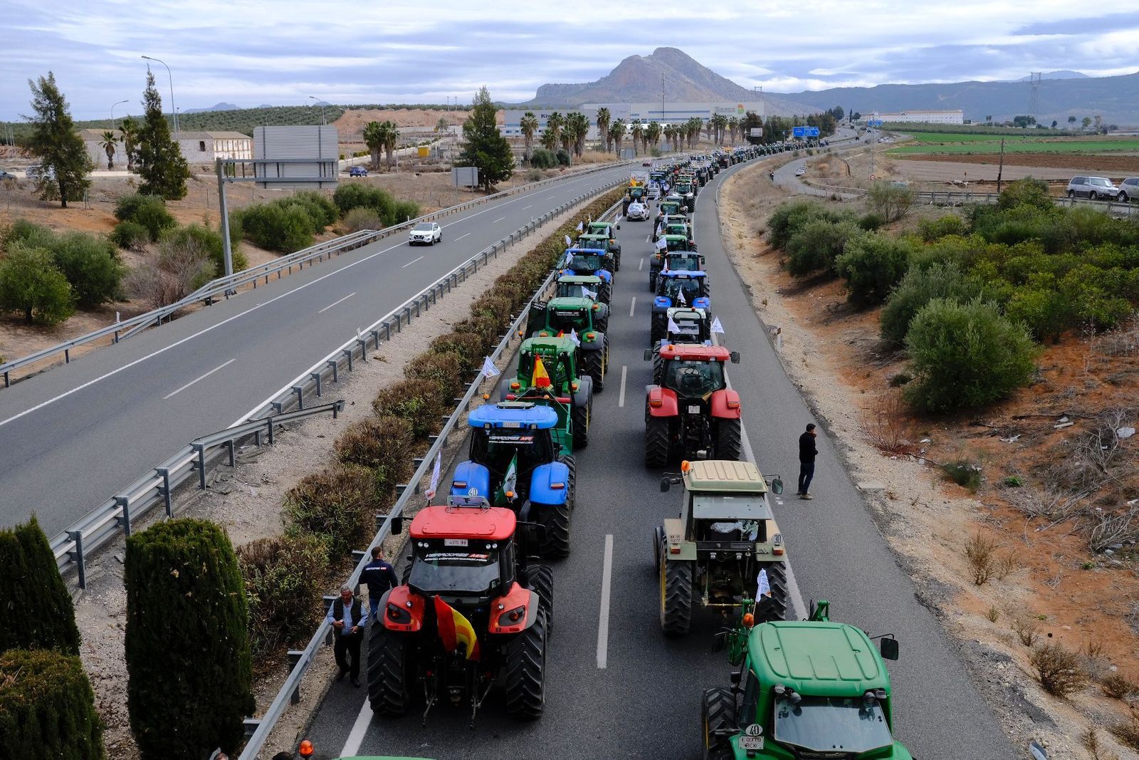 Las fotos de la protesta de agricultores con tractores en la A92, en Antequera