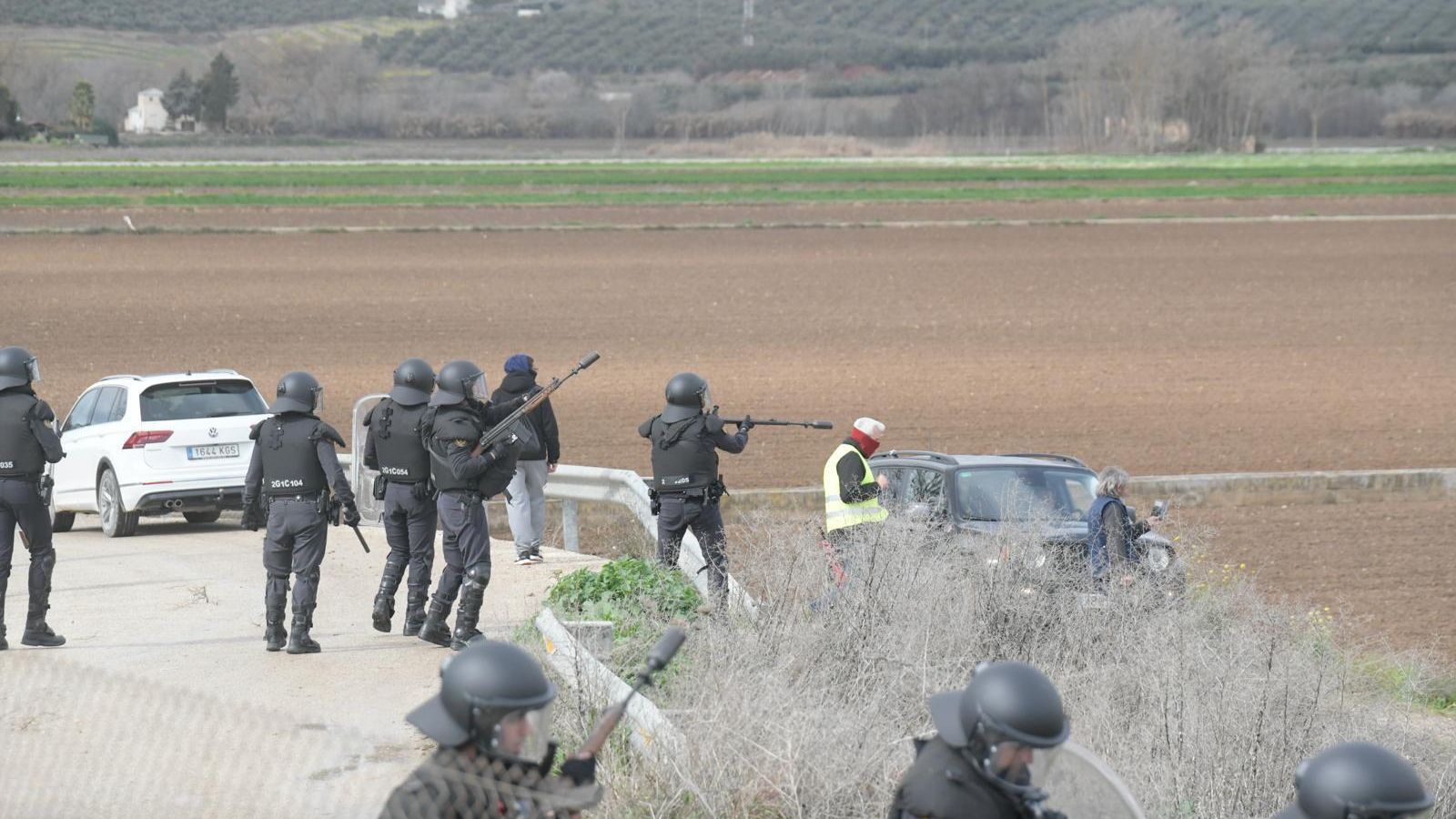 Cargas de los antidisturbios en las protestas de los agricultores en la A-92 en Granada
