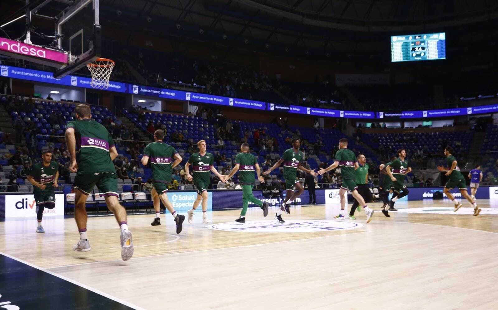 Los jugadores del Unicaja calientan.