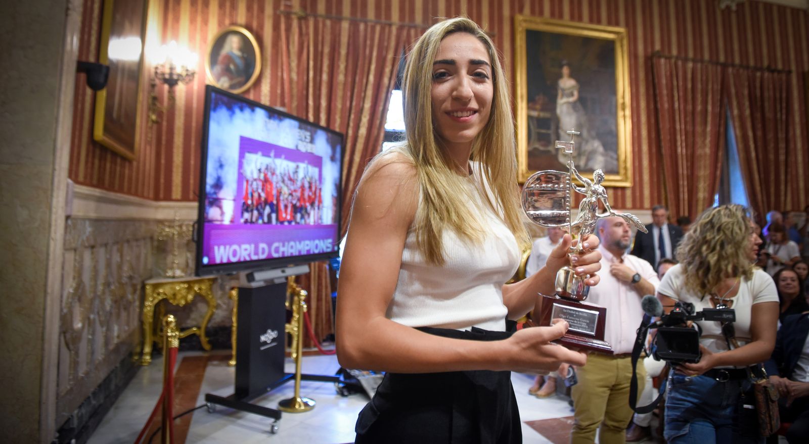 El alcalde recibe a Olga Carmona