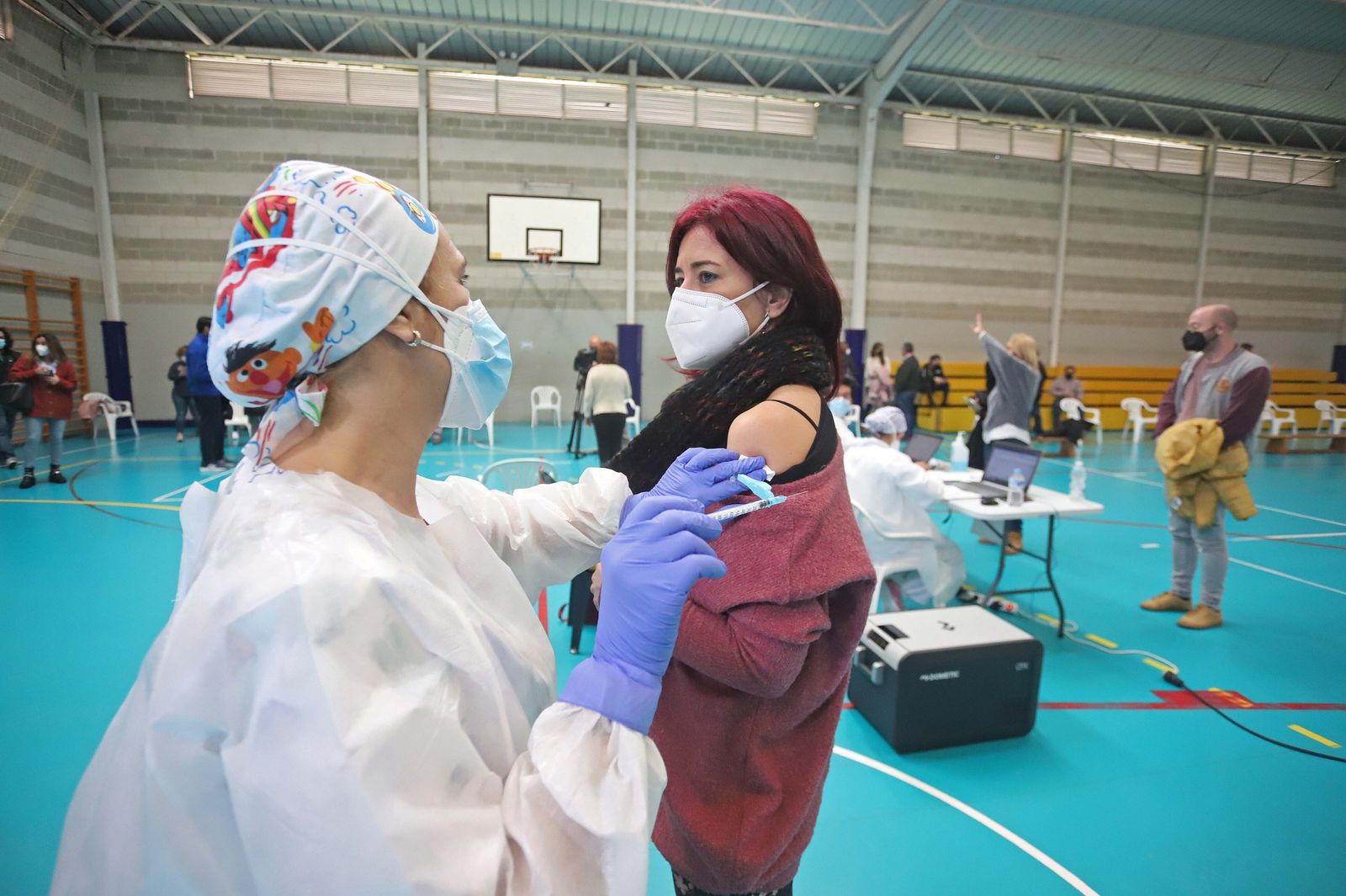 Una sanitaria vacuna a una trabajadora de Educación en Algeciras este miércoles.