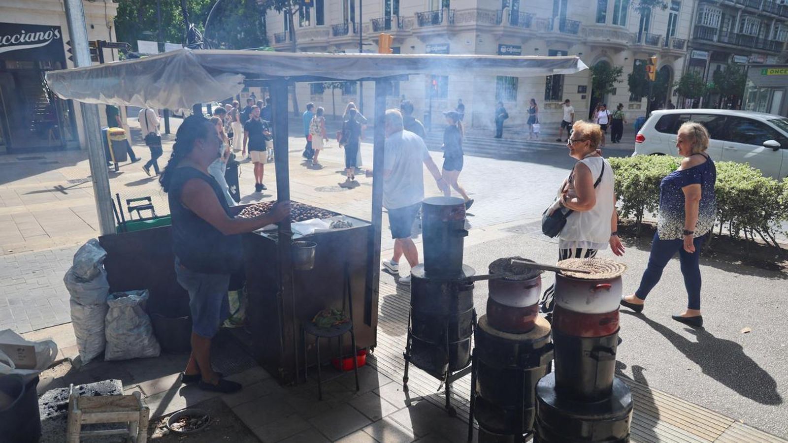 El humo de los asadores de castañas ya forman parte de Málaga. 