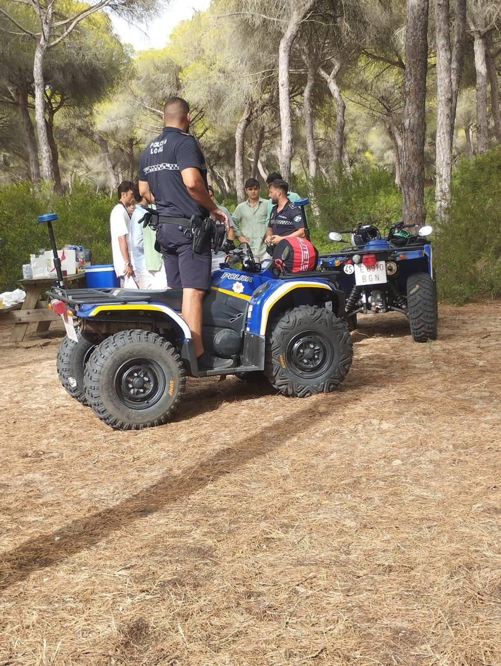 La Policía Local, en uno de los controles realizados en el pinar.