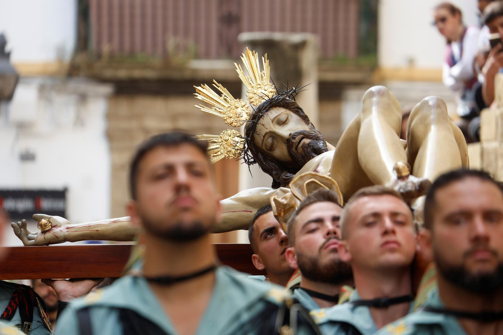 El vía crucis de la Caridad con la Legión en el Viernes Santo de Córdoba, en imágenes