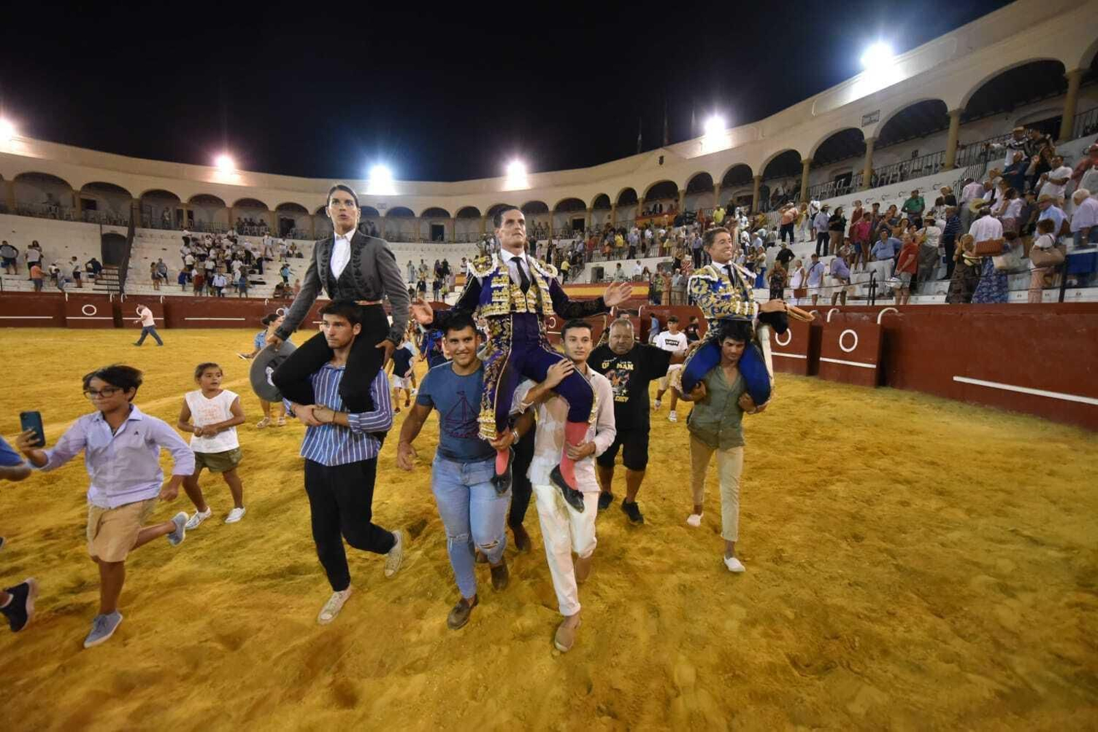La terna sale a hombros de la Plaza de Toros de San Roque, este jueves.