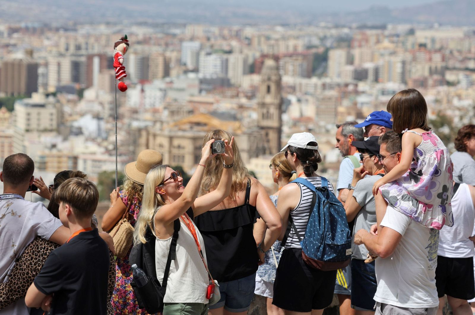 Cruceristas en el mirador de Gibralfaro este 2025.