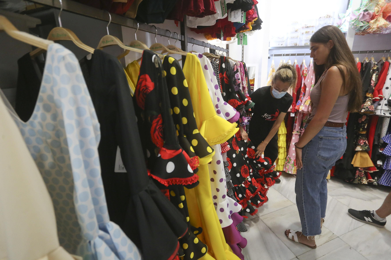 Imagen de archivo de una clienta en un comercio de trajes de flamenca.