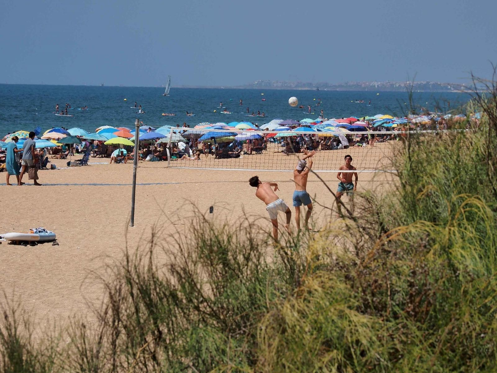 Ambiente de la playa de Islantilla una tarde de verano