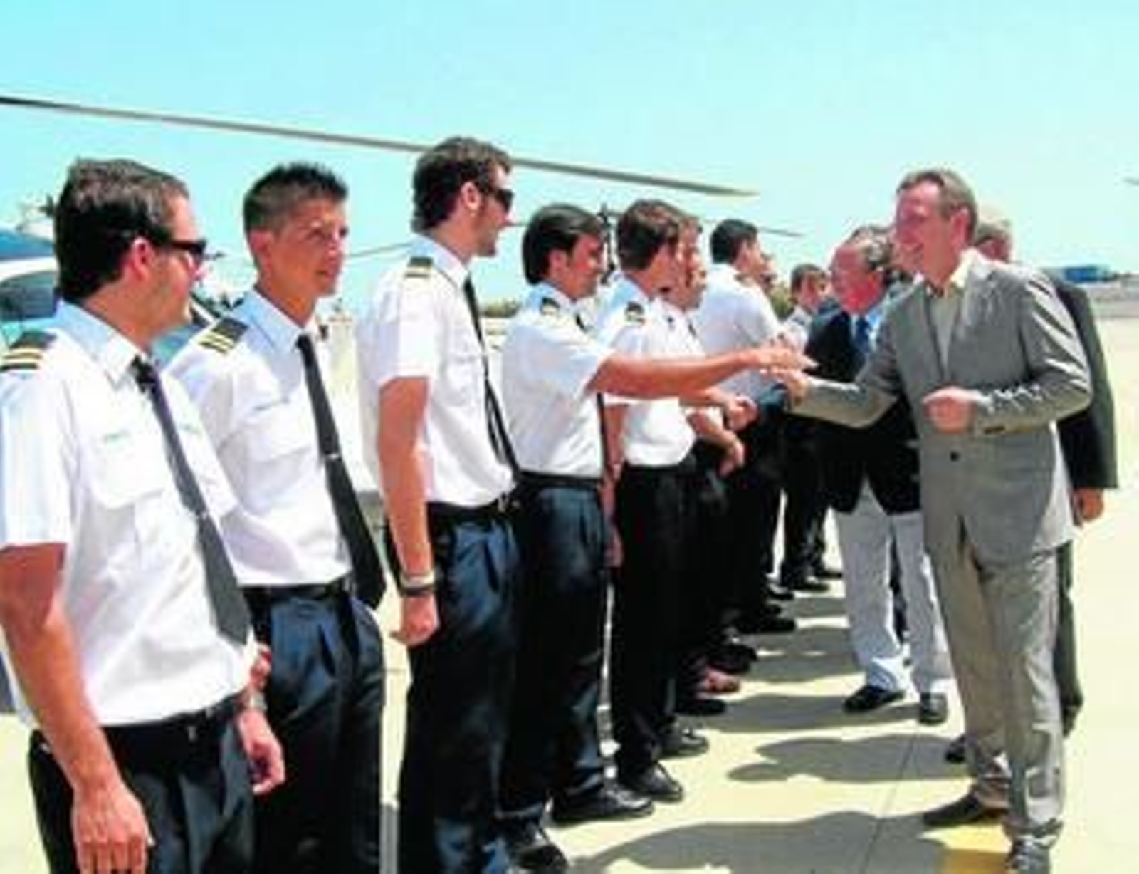 El  consejero Manuel Recio y el presidente de Faasa, Miguel Ángel Tamarit, saludan a los nuevos pilotos.