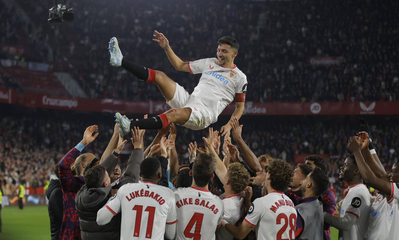 Todas las fotos de la celebración de Jesús Navas tras el partido