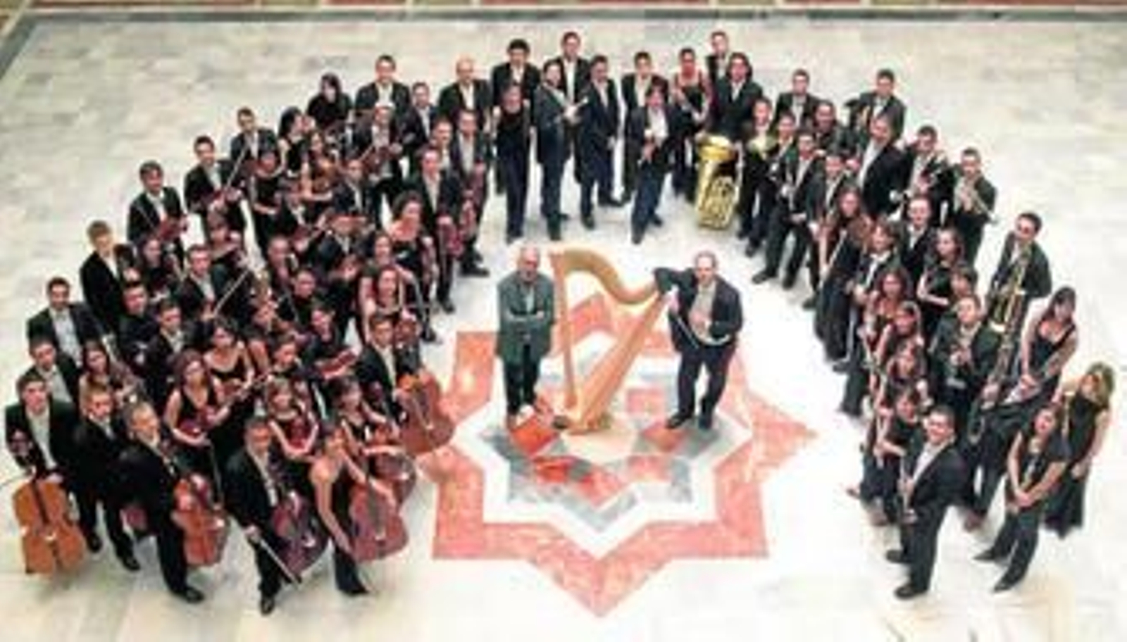 La Joven Orquesta Provincial de Málaga, en una imagen histórica con el maestro Jesús López Cobos.