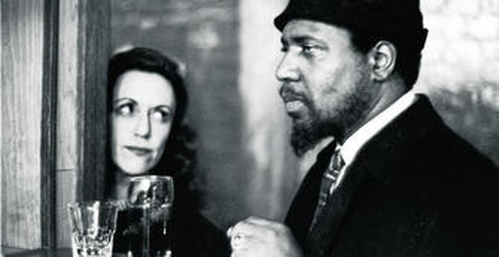 Arriba, portada del libro 'Three wishes', que se abre con una veintena de retratos de Monk, amigo de la Baronesa del Jazz. A la izquierda, Pannonica de Koenigswarter y el pianistaThelonious Monk.