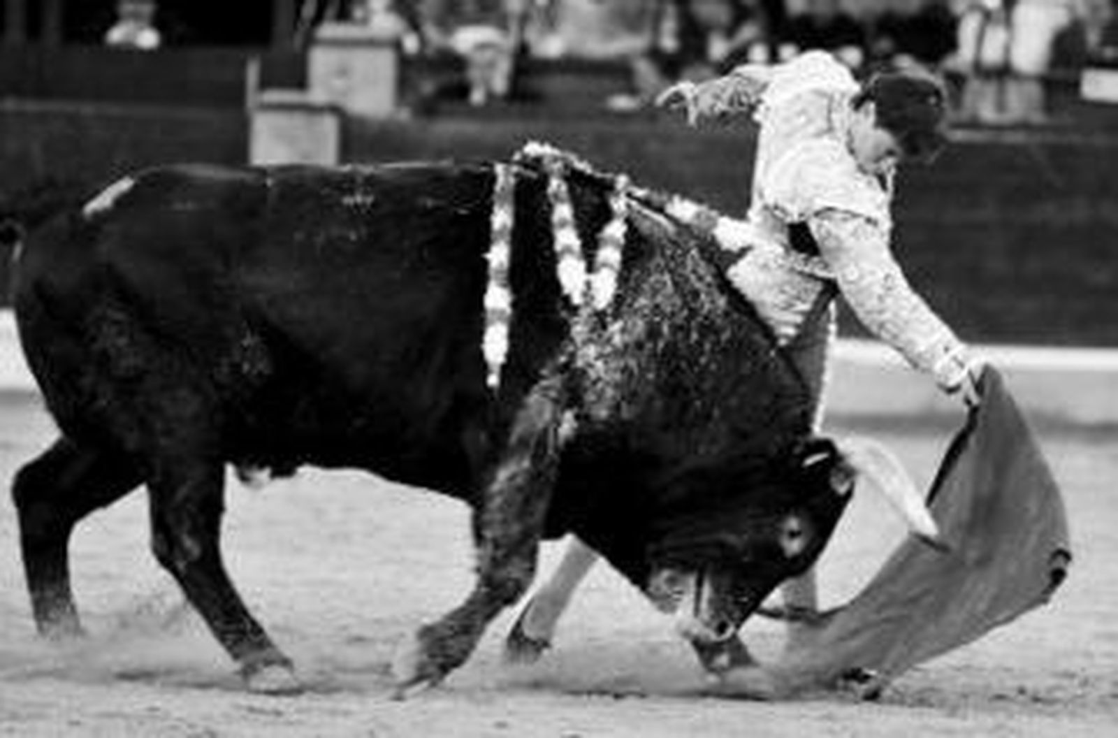 Antonio Barrera, en un pase de pecho al segundo toro.