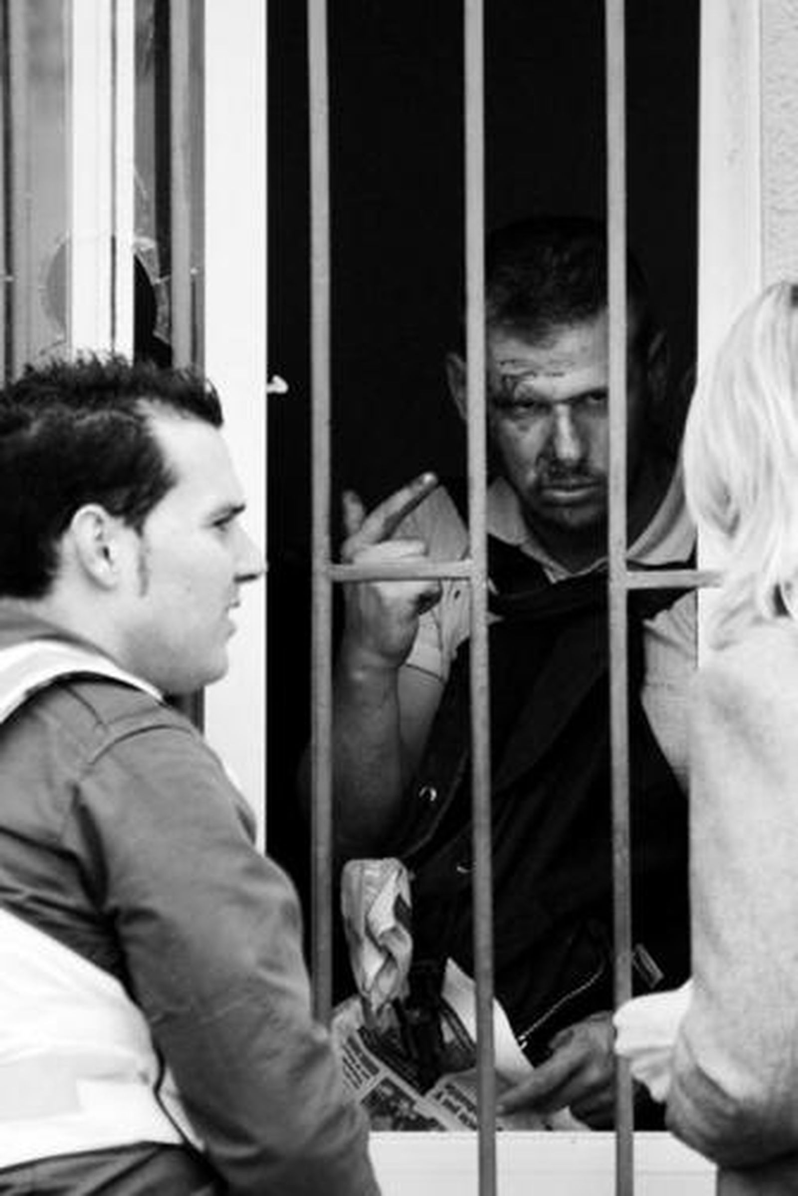 El secuestrador tras las rejas del bar de San Pedro del Arroyo.