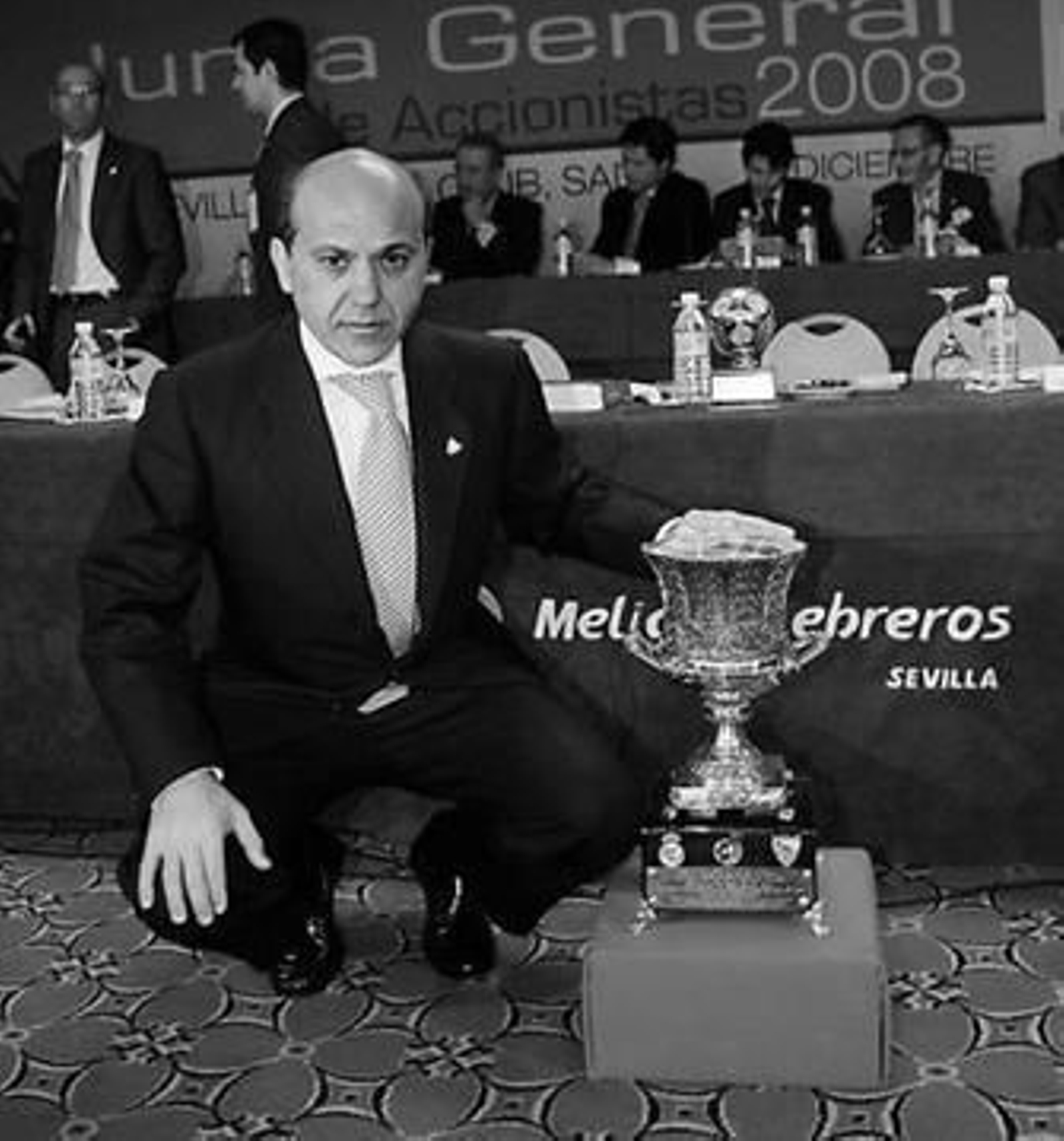 Del Nido con la Supercopa de España, lograda en el pasado ejercicio.