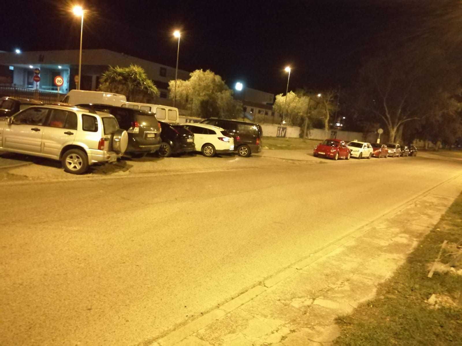 Conductores a la espera de turno en una estación de ITV de la provincia, de madrugada.