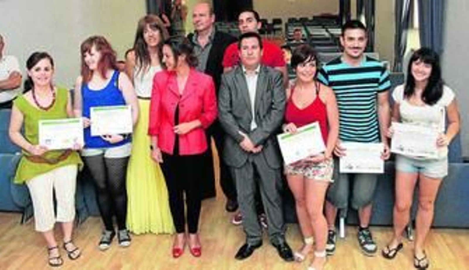 Autoridades y premiados posan tras la entrega de los diplomas.