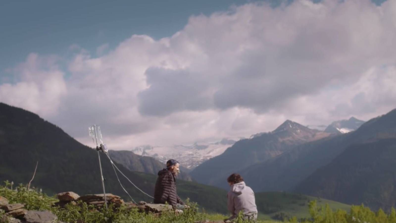 Pau Donés y Jordi Évole en pleno Valle de Arán.