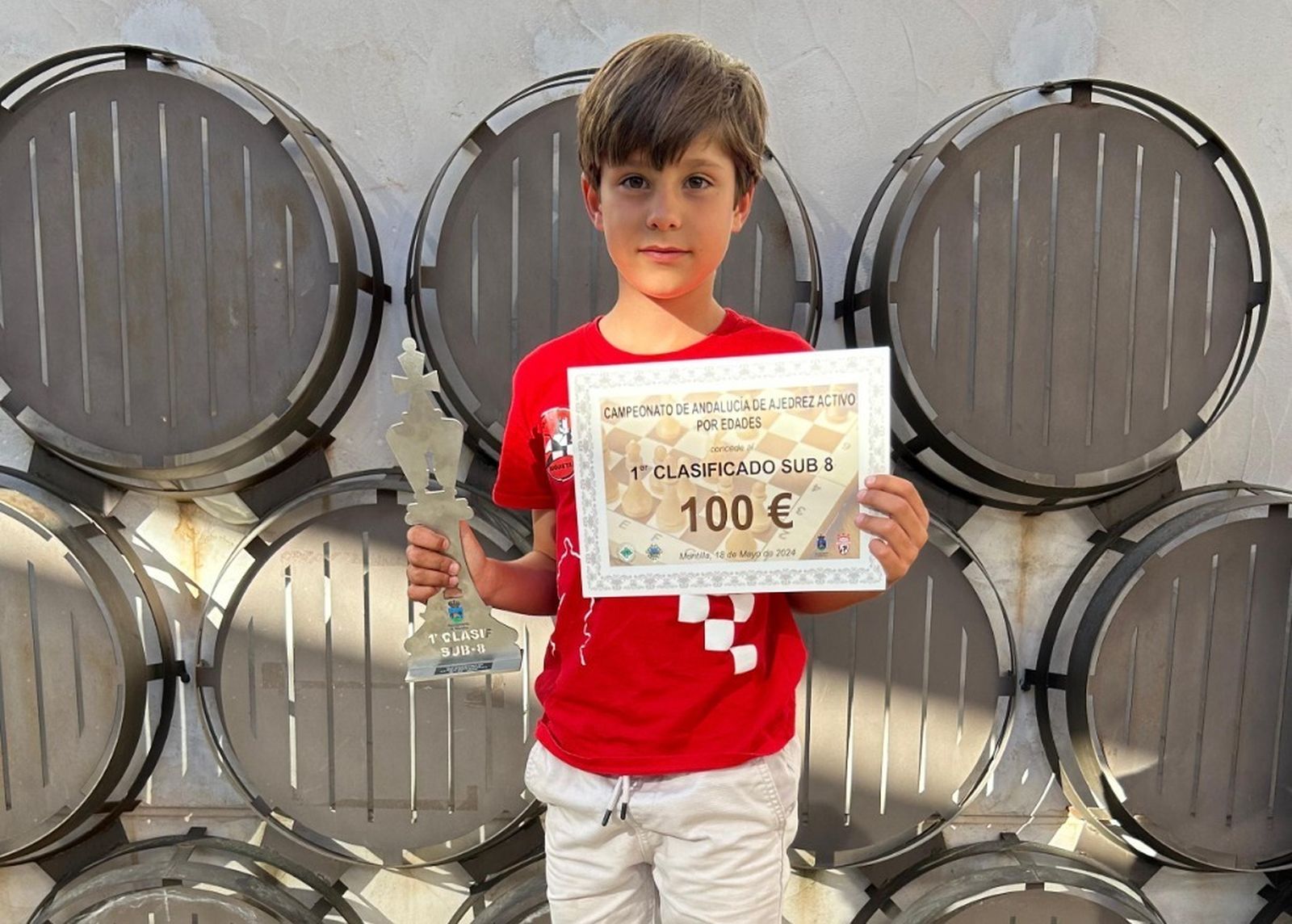 El ajedrecista roquetero Daniel López Salmerón posa con el título de campeón y su diploma logrado en tierras cordobesas.