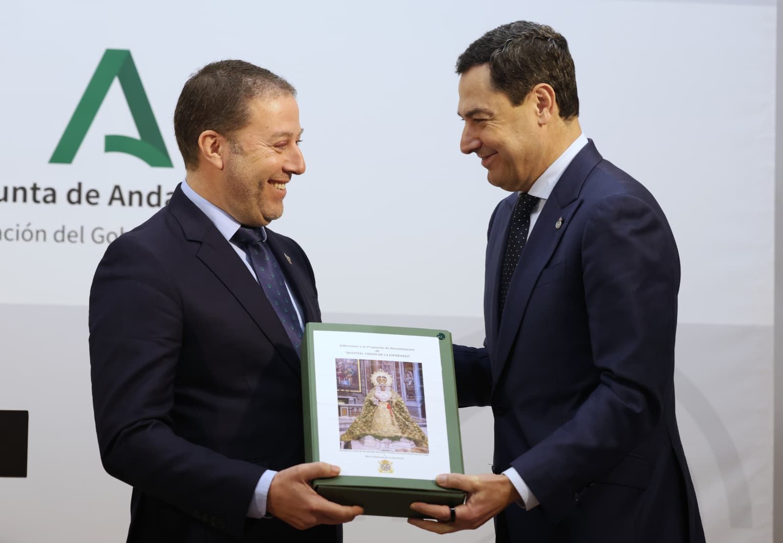 El presidente andaluz junto con el hermano mayor de la Archicofradía del Paso y la Esperanza