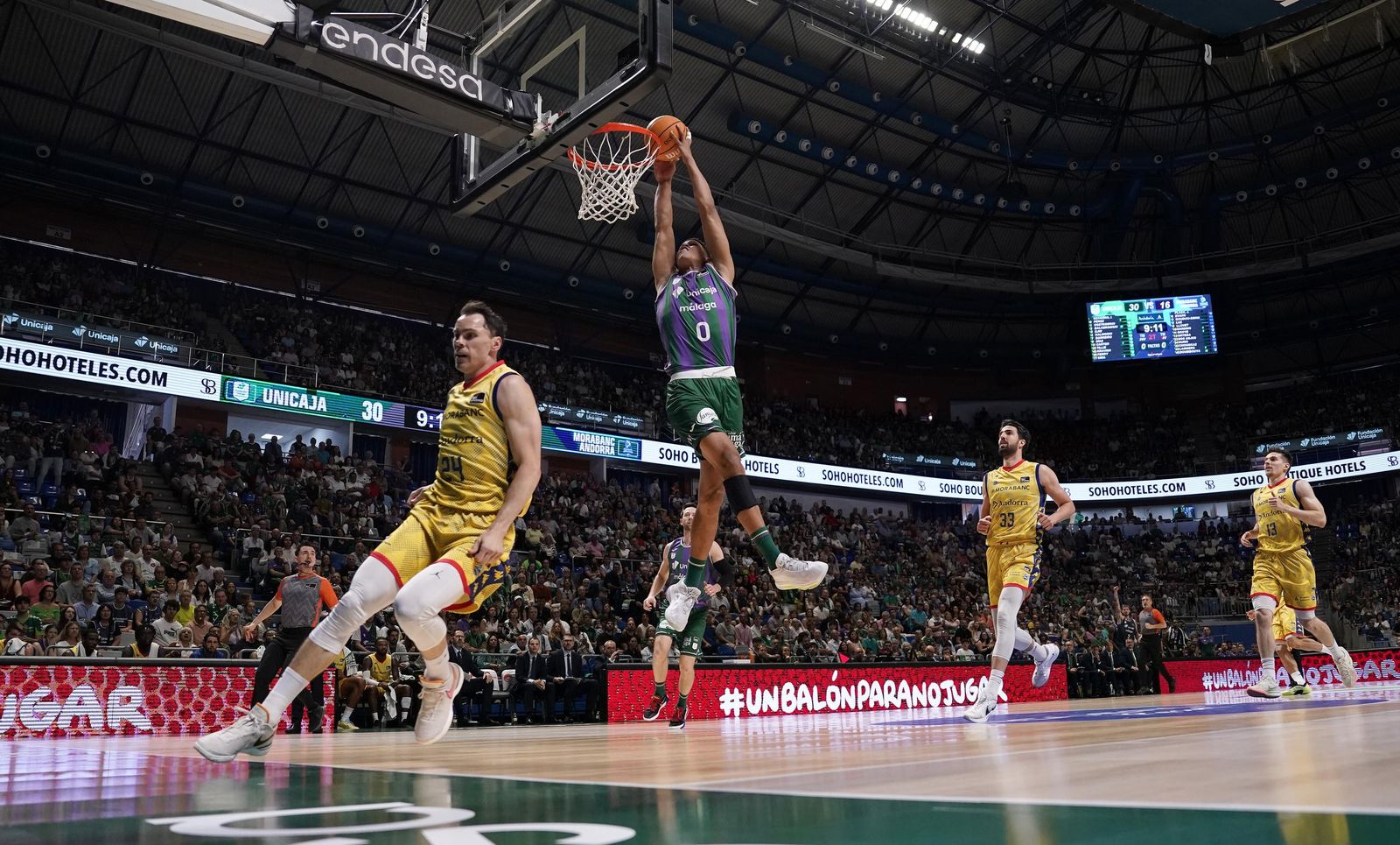 Tyson Pérez machaca.