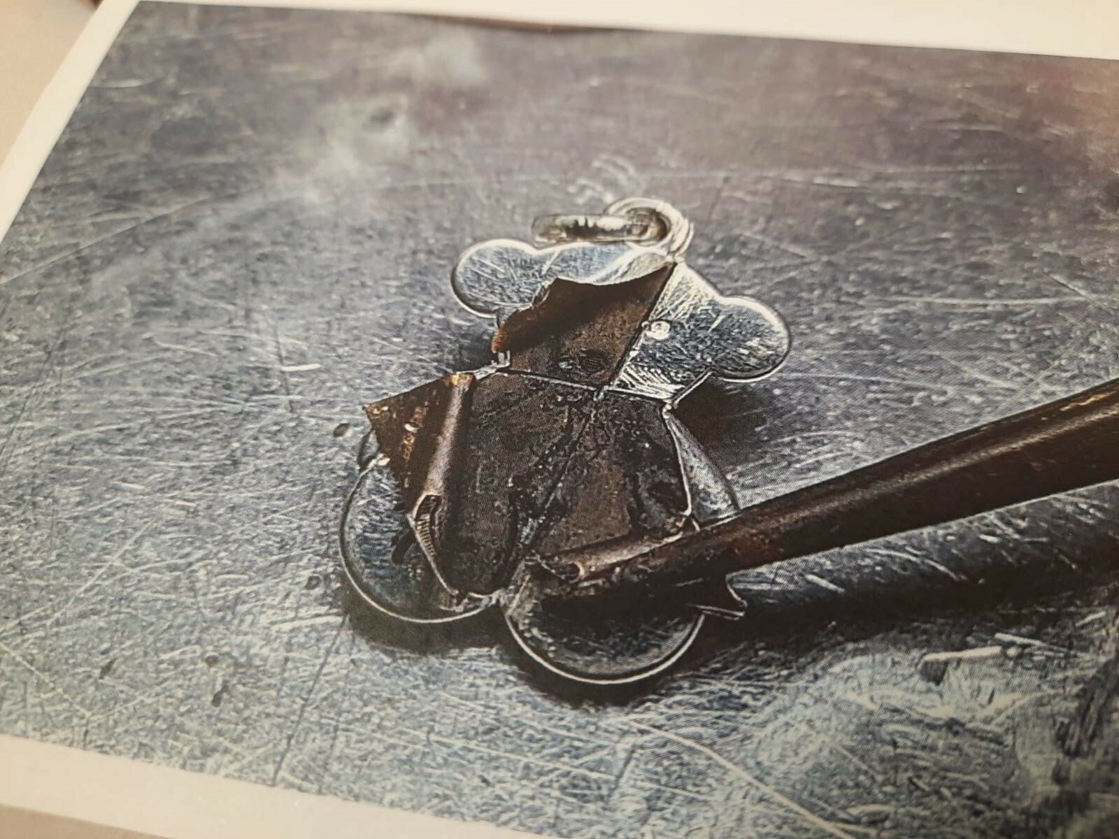 Fotografía cedida por Consujoya de análisis de pieza de Tous.