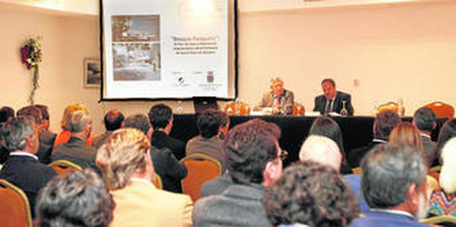 El alcalde, Ernesto Marín, y el director general del Grupo Joly, Tomás Valiente, ante numeroso público que acudió a la jornada en el Hotel Vincci Costa Golf del Novo Sancti Petri.