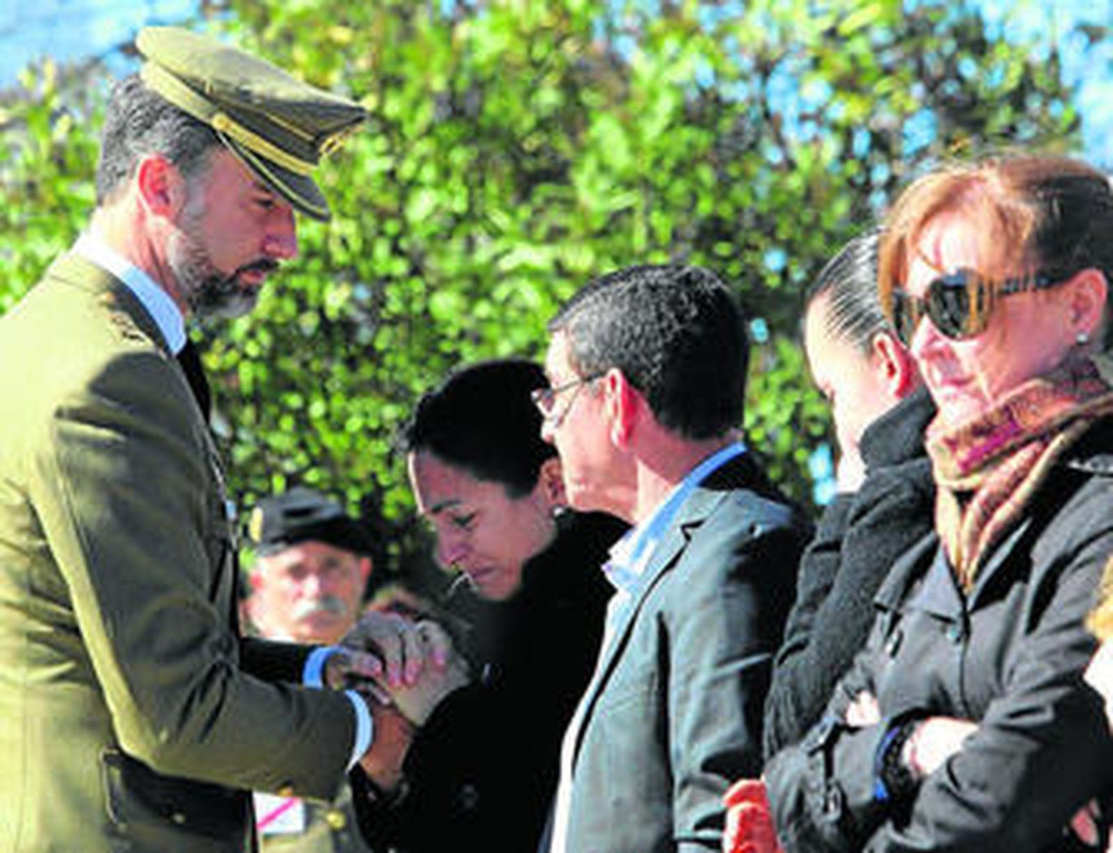 El Príncipe saluda a los familiares de los fallecidos en el lugar donde se celebraron los funerales.