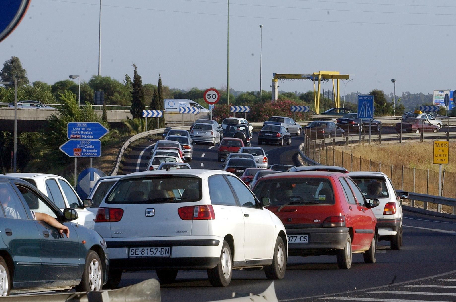 Coches atascados en la entrada al puente Reina Sofia.