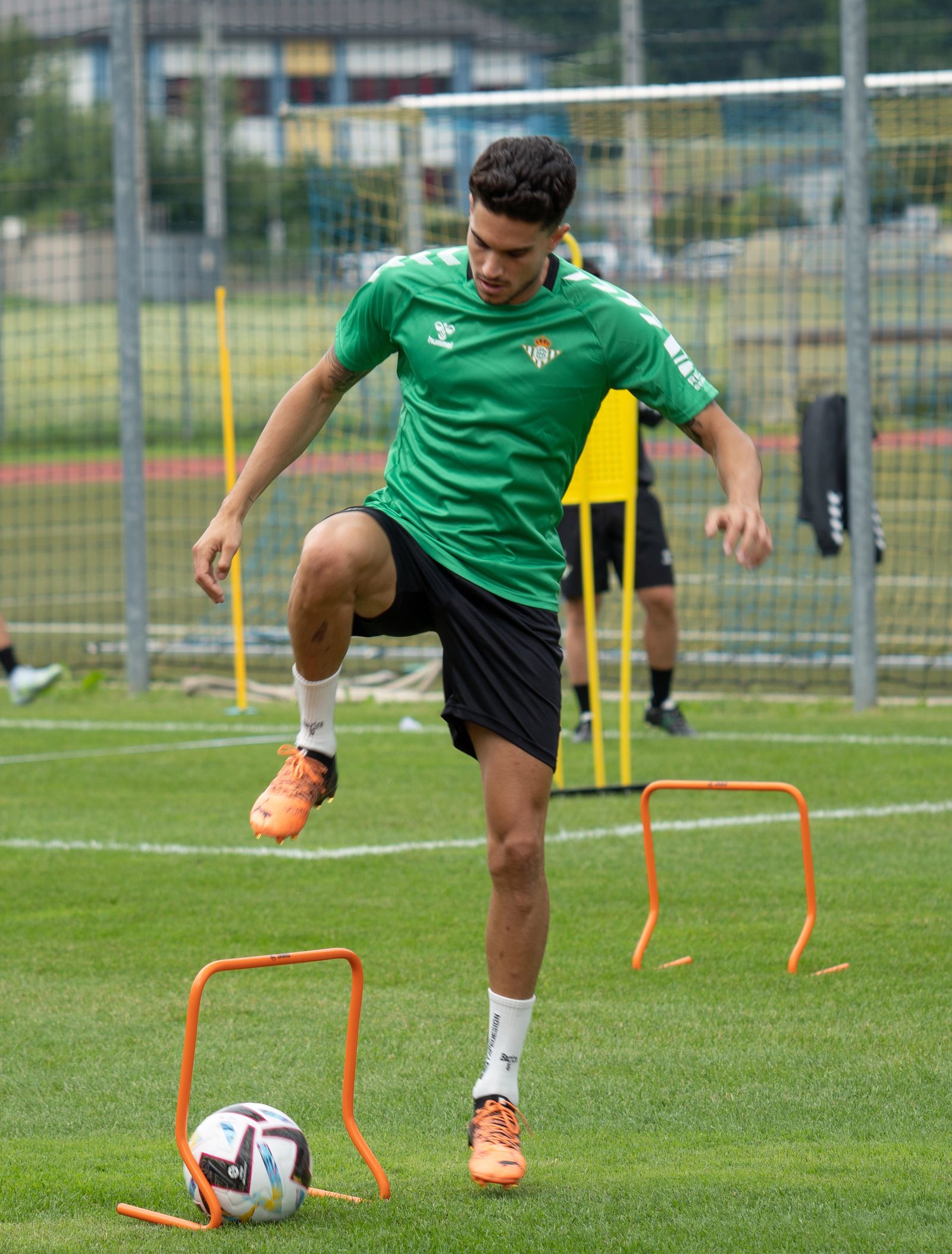 Marc Bartra se ejercita durante una sesión de esta pretemporada.