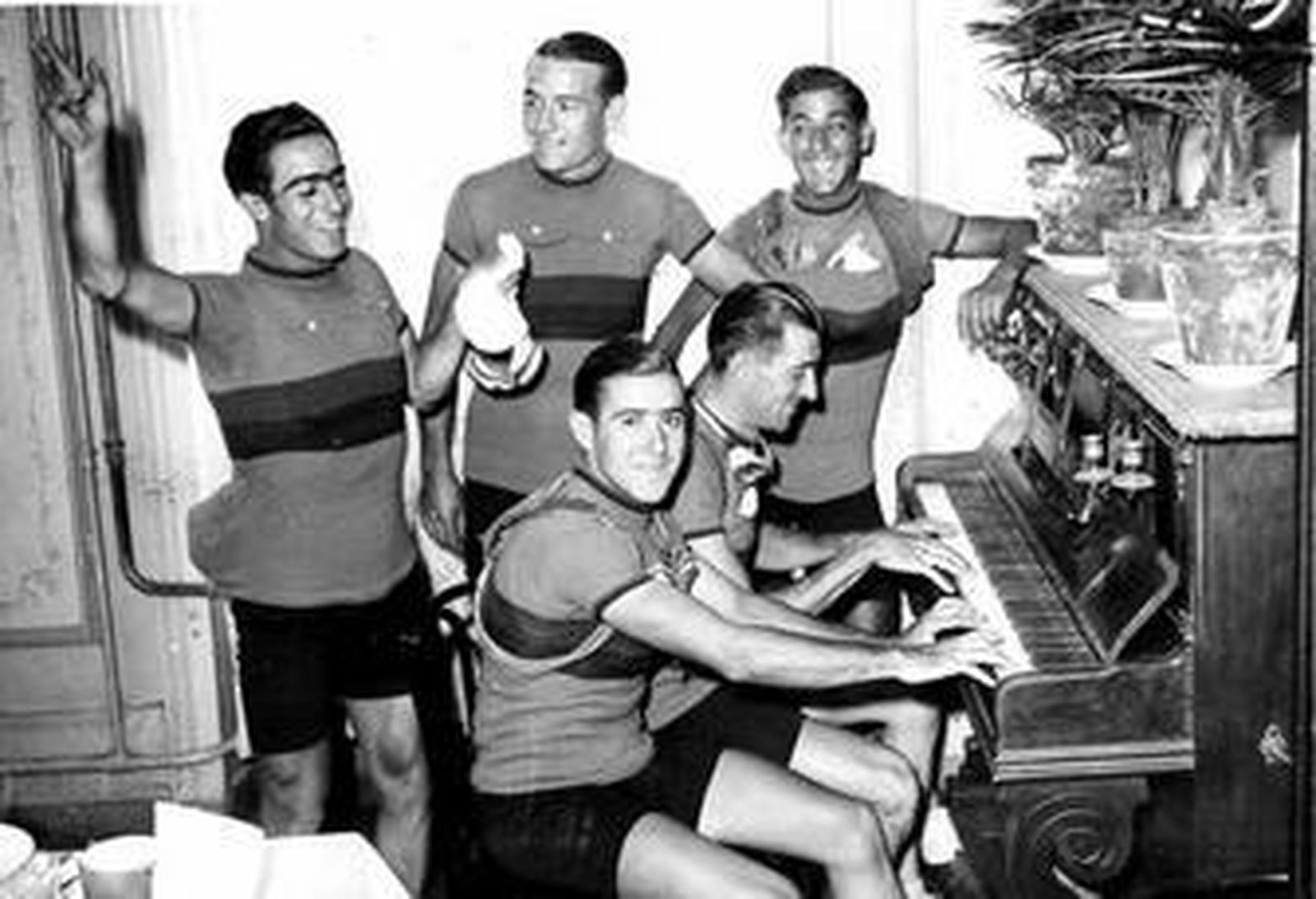 Los ciclistas españoles se divierten antes de la salida. De izquierda a derecha: Álvarez, Cañardo y Berrendero, de pie; sentados: Molina y Ezquerra.