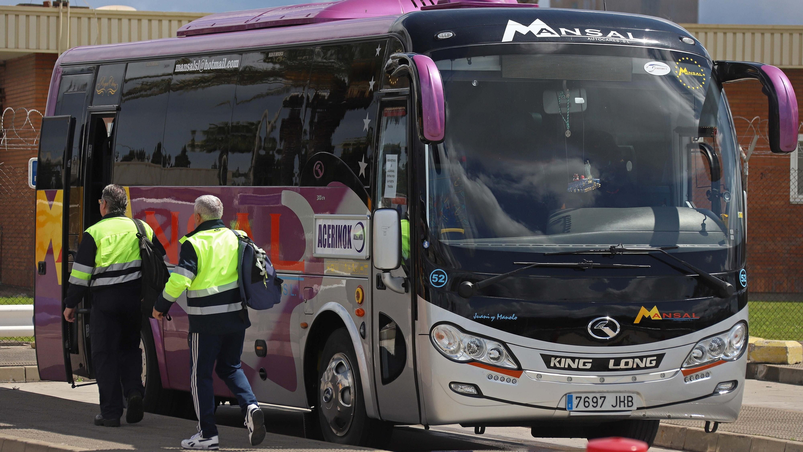 Autobuses del servicio de transporte de Acerinox en la fábrica Autobuses del servicio de transporte de Acerinox en la fábrica