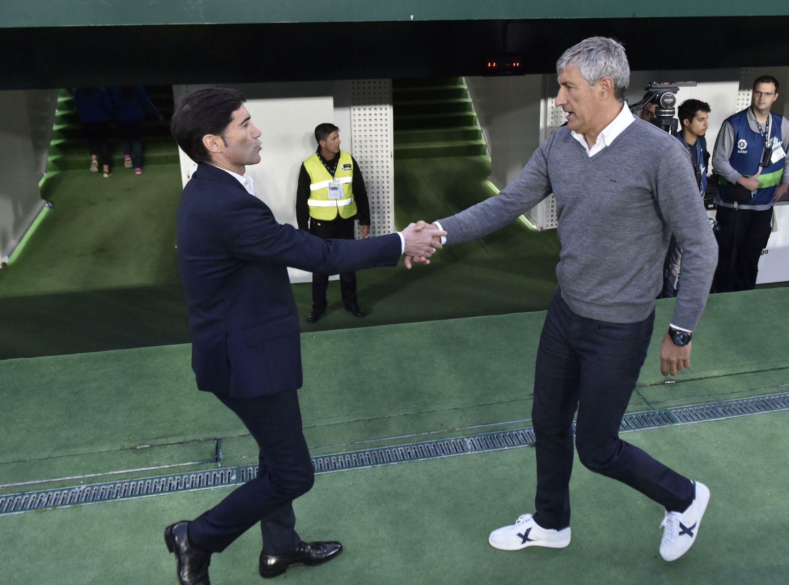 Setién y Marcelino se saludan antes del aprtido.