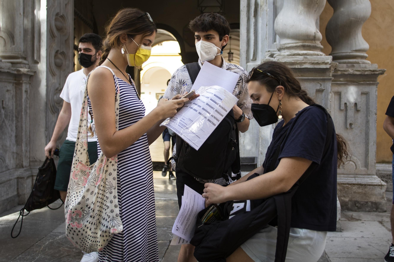 Estudiantes a las puertas de Derecho tras un examen de Selectividad.