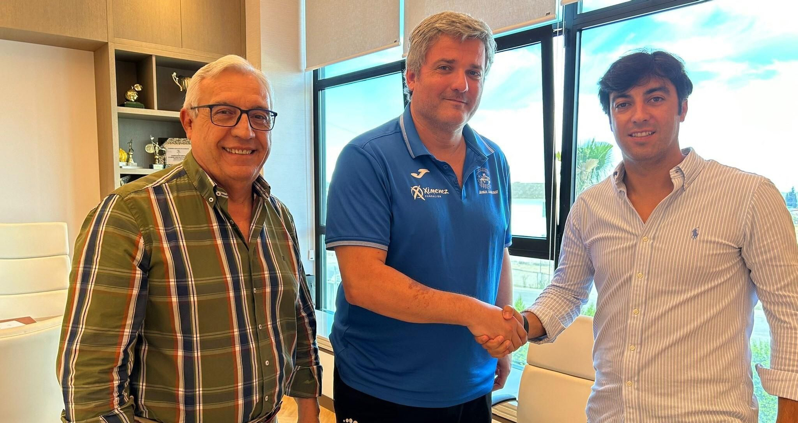 Paco Bustos, en el centro de la imagen, junto al presidente Mariano Jiménez y el director deportivo Jesús Jiménez.