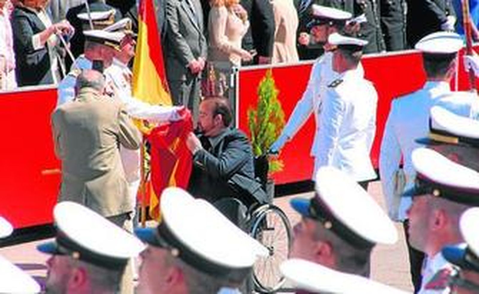 Un civil, ayer, jura bandera.