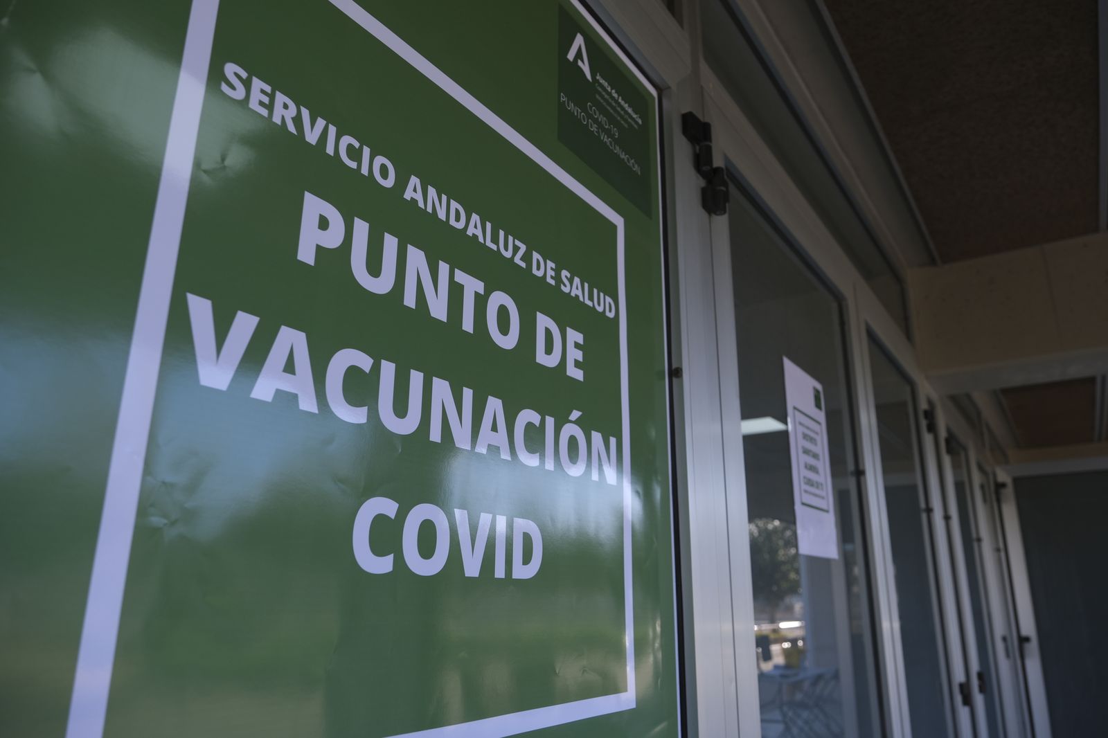 Fotogalería vacunación COVID-19 en el Palacio de los Juegos Mediterráneos. Almería