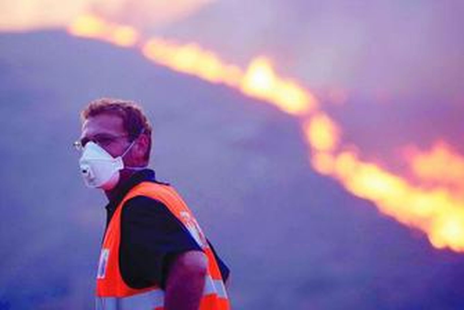 Los equipos de emergencia trabajaron sin cesar para poner orden dentro de un más que evidente caos provocado por el peligroso incendio.
