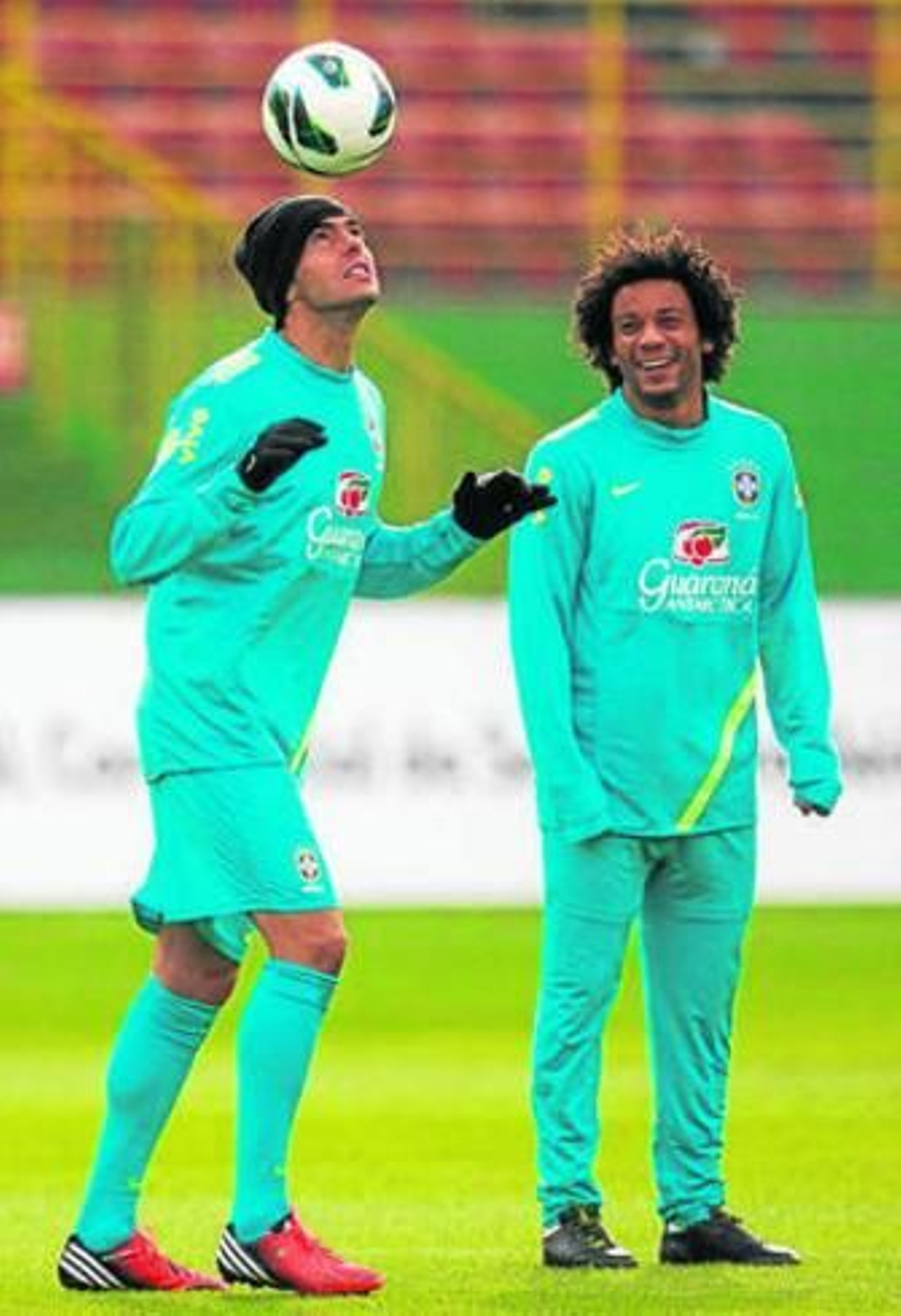 Kaká cabecea el balón ante Marcelo en Breslavia, Polonia.