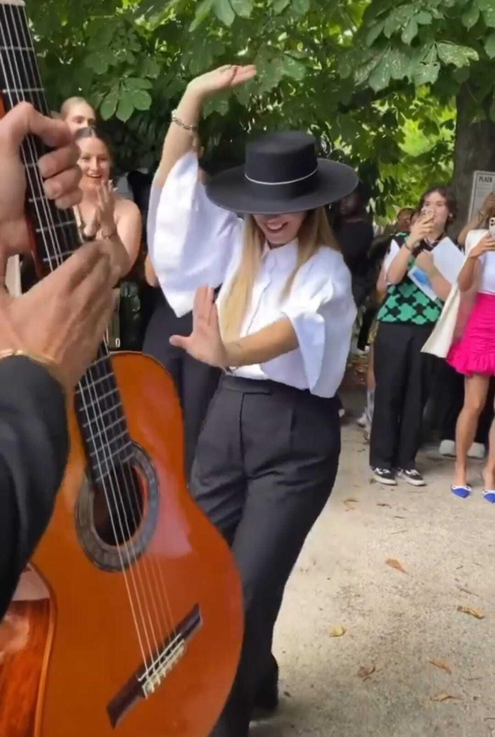 La actriz Rossy de Palma animó a la diseñadora a arrancarse a bailar tras el desfile