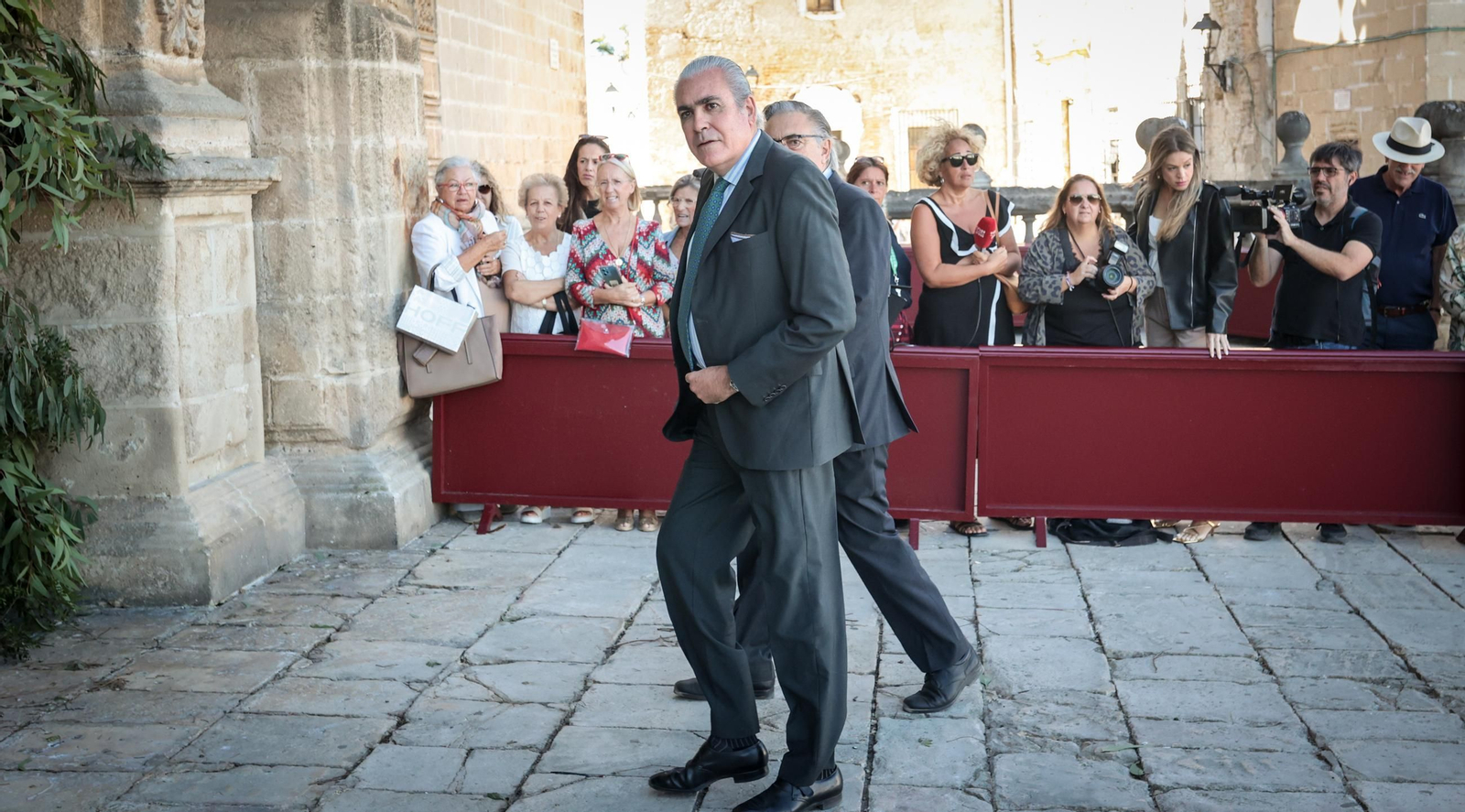 Imágenes de los asistentes a la boda de Ana Cristina Portillo Domecq en la Catedral de Jerez Imágenes de los asistentes a la boda de Ana Cristina Portillo Domecq en la Catedral de Jerez